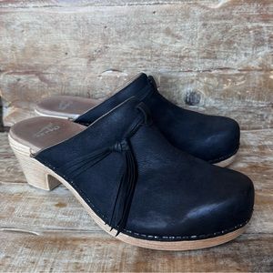 Dansko Sz 40 Miriam Black Suede Tassel Clogs